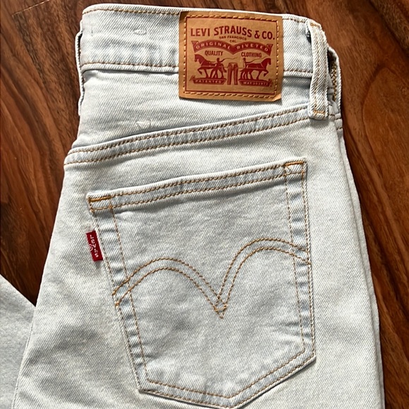NWOT Levi’s Wedgie Straight, 28x28 - Picture 14 of 17